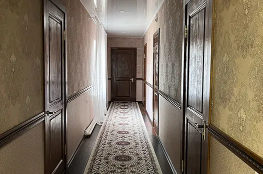 Коридор отеля с ковровой дорожкой
