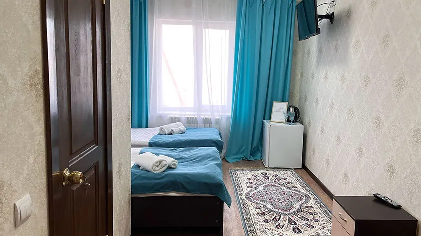 Полулюкс: номер с двумя кроватями и окном